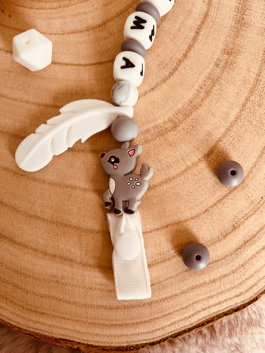 Pacifier de plumas blancas adjunto