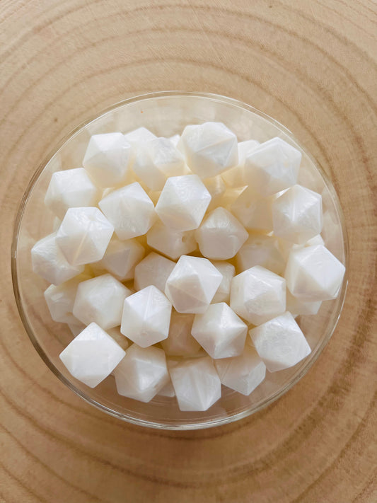 Perle hexagonale 14 mm blanc nacre