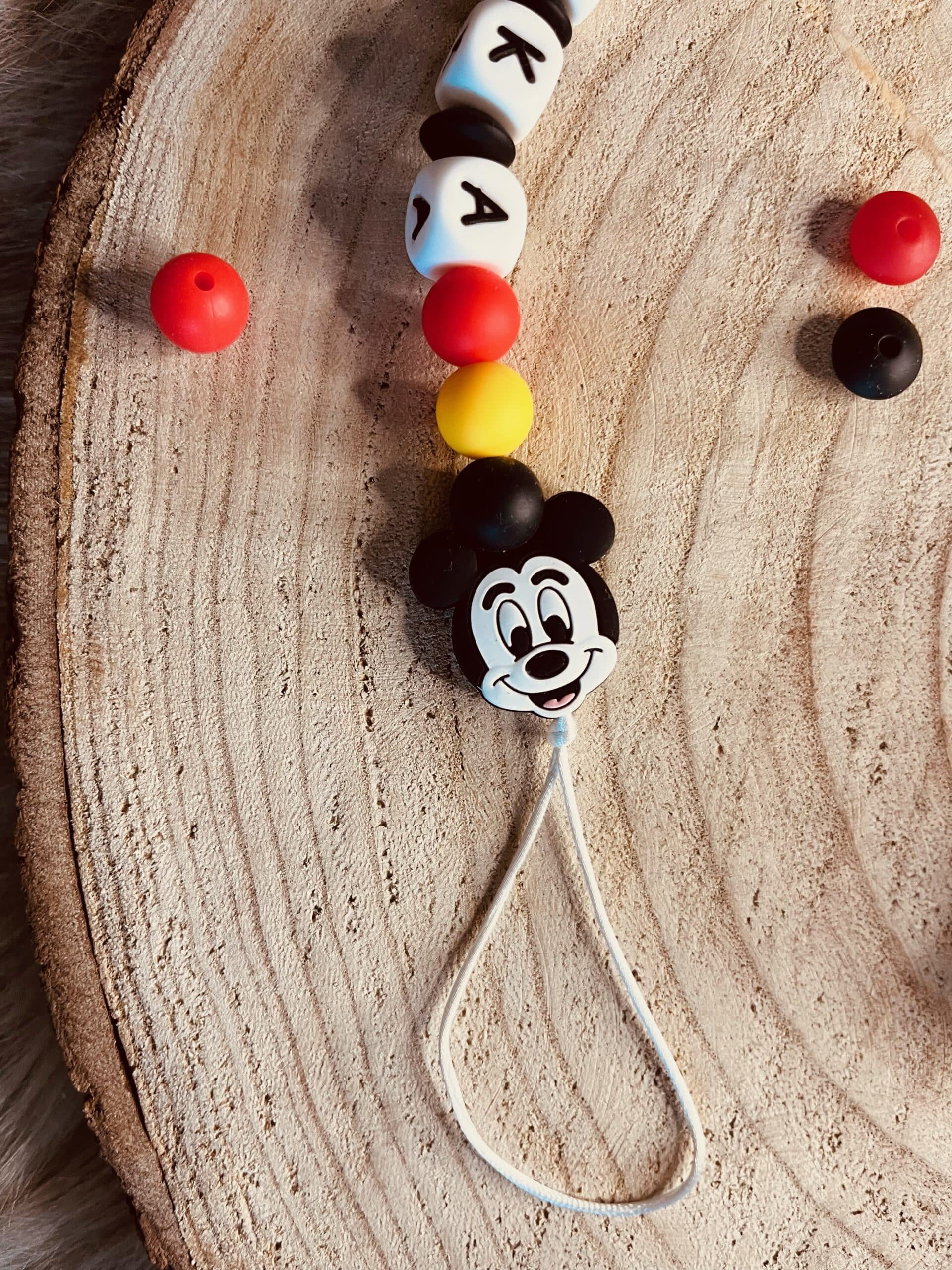 Attache-tétine personnalisée Disney Mickey foulard pirate rouge pois noirs  avec prénom pour bébé.