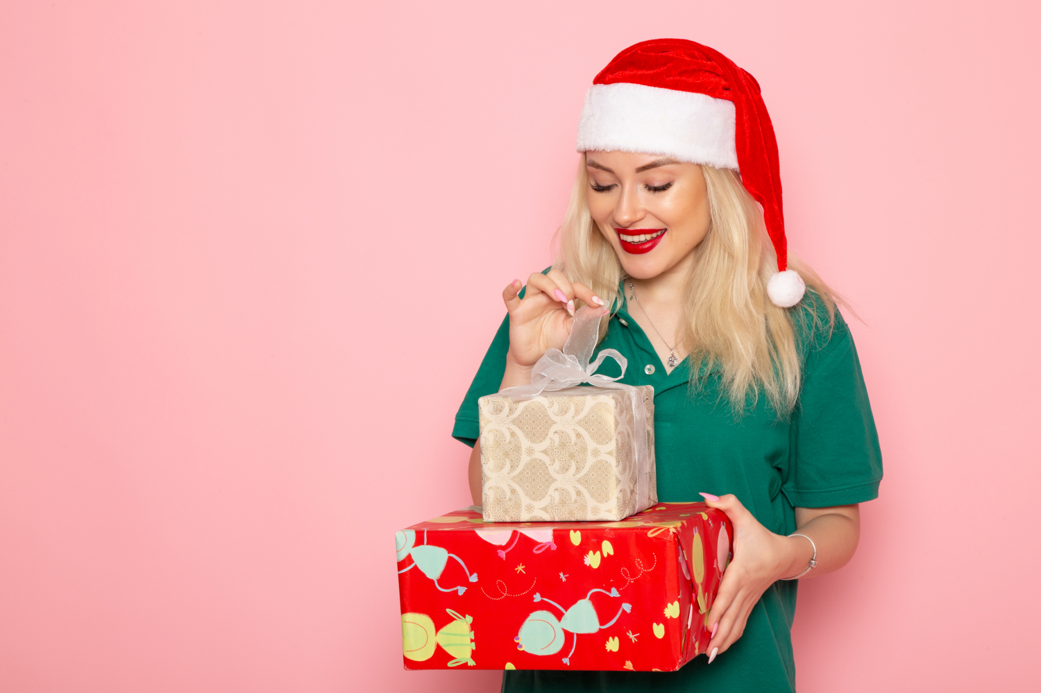 Idées de cadeaux personnalisés pour bébés : attache-tétine, attache-doudou, vêtements personnalisé pour bébé.