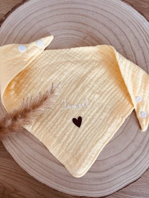 Bavoir coeur jaune