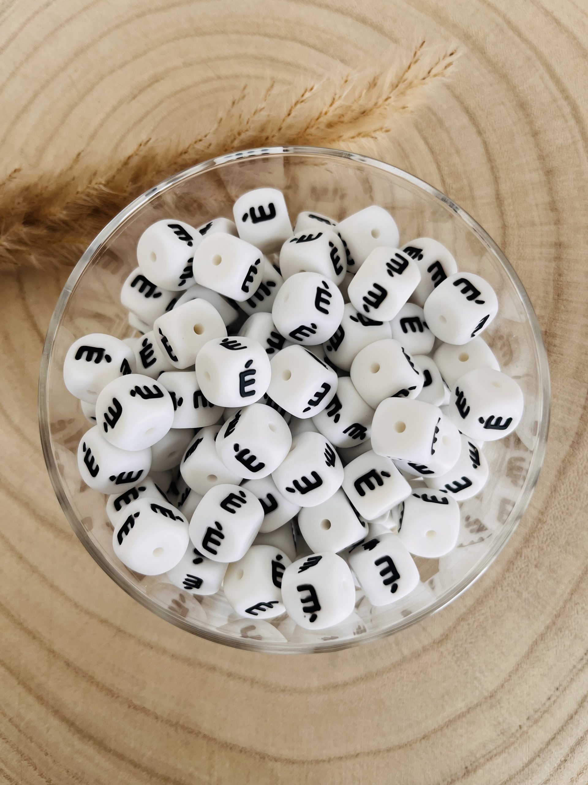 Perle alphabet en silicone 12 mm É